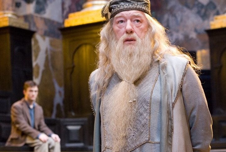 No cinema, o papel de Dumbledore teve dois intérpretes ao longo da franquia: Richard Harris (1930-2002) e Michael Gambon (1940-2023). Nos derivados “Animais Fantásticos”, o papel coube a Jude Law. 
-divulgação