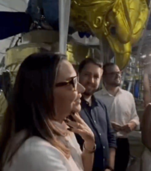 Recentemente, a primeira-dama acabou vazando imagens sigilosas da águia da Portela para o desfile do Carnaval do Rio de Janeiro de 2025. Em visita à escola de samba, Janja publicou vídeos em que é possível ver a emblemática alegoria da agremiação, que era mantida em sigilo para ser revelada apenas na Sapucaí. A Portela classificou o episódio de “descuido” e observou que “erros acontecem”, mas Janja recebeu diversas críticas nas redes sociais pelo “vacilo”. 

