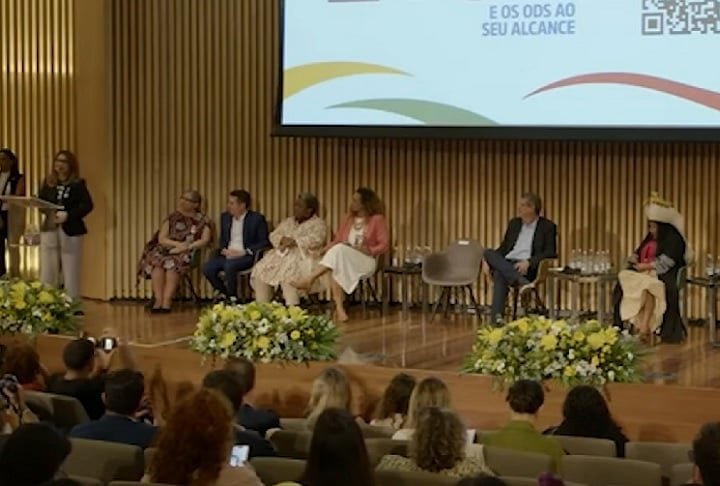 No dia 14/11/2024, quando Janja perguntou quem esteve no lançamento da Plataforma de Igualdade Étnico Racial na conferência, uma mulher gritou 