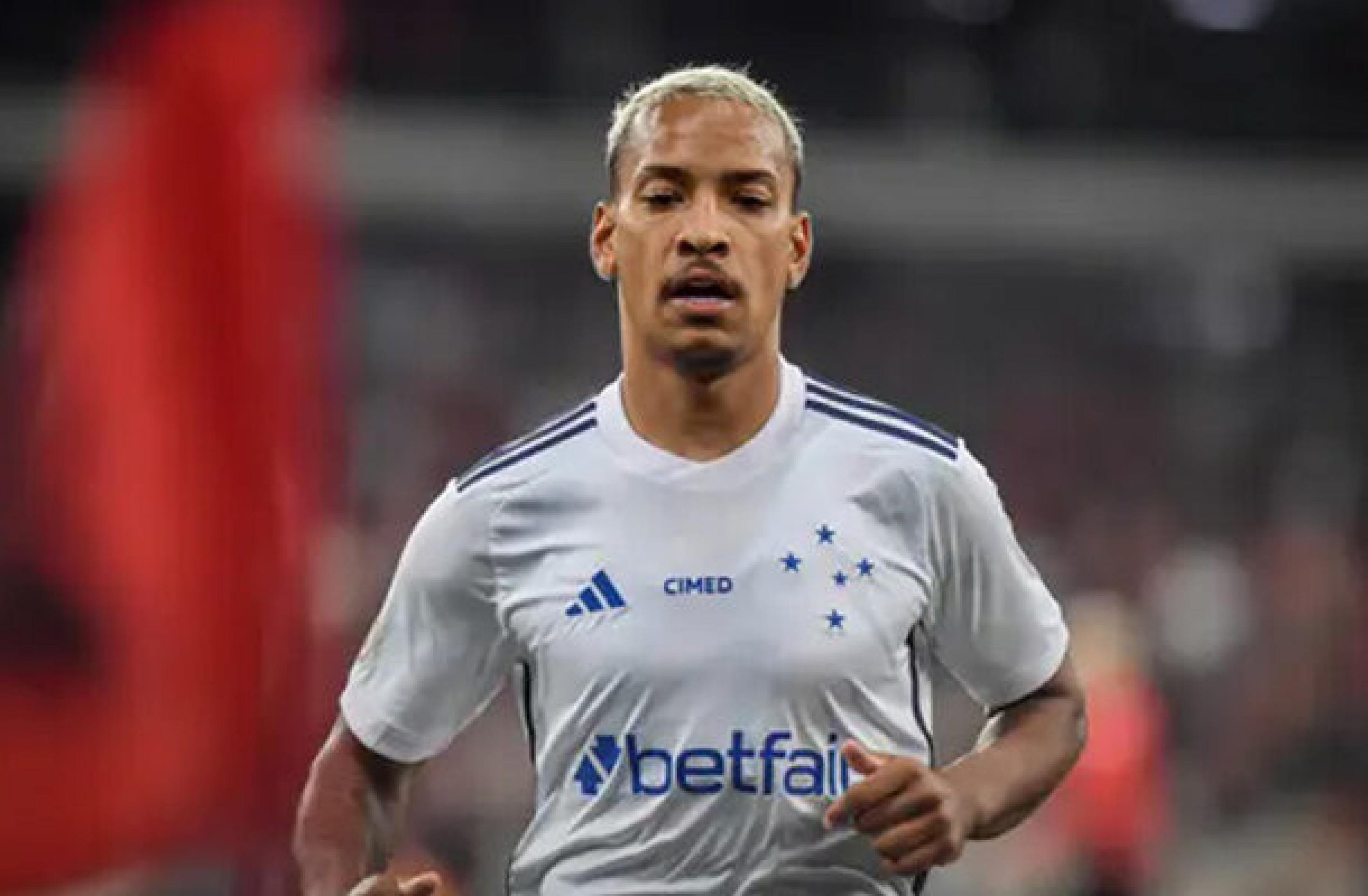 Cruzeiro tenta troca entre Matheus Pereira e Luiz Araújo, mas Flamengo barra negócio