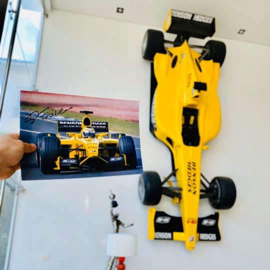 O veículo foi pilotado por Giancarlo Fisichella no GP do Brasil de 2003. Na época, o italiano venceu em sua categoria, pela primeira vez.-reprodução facebook