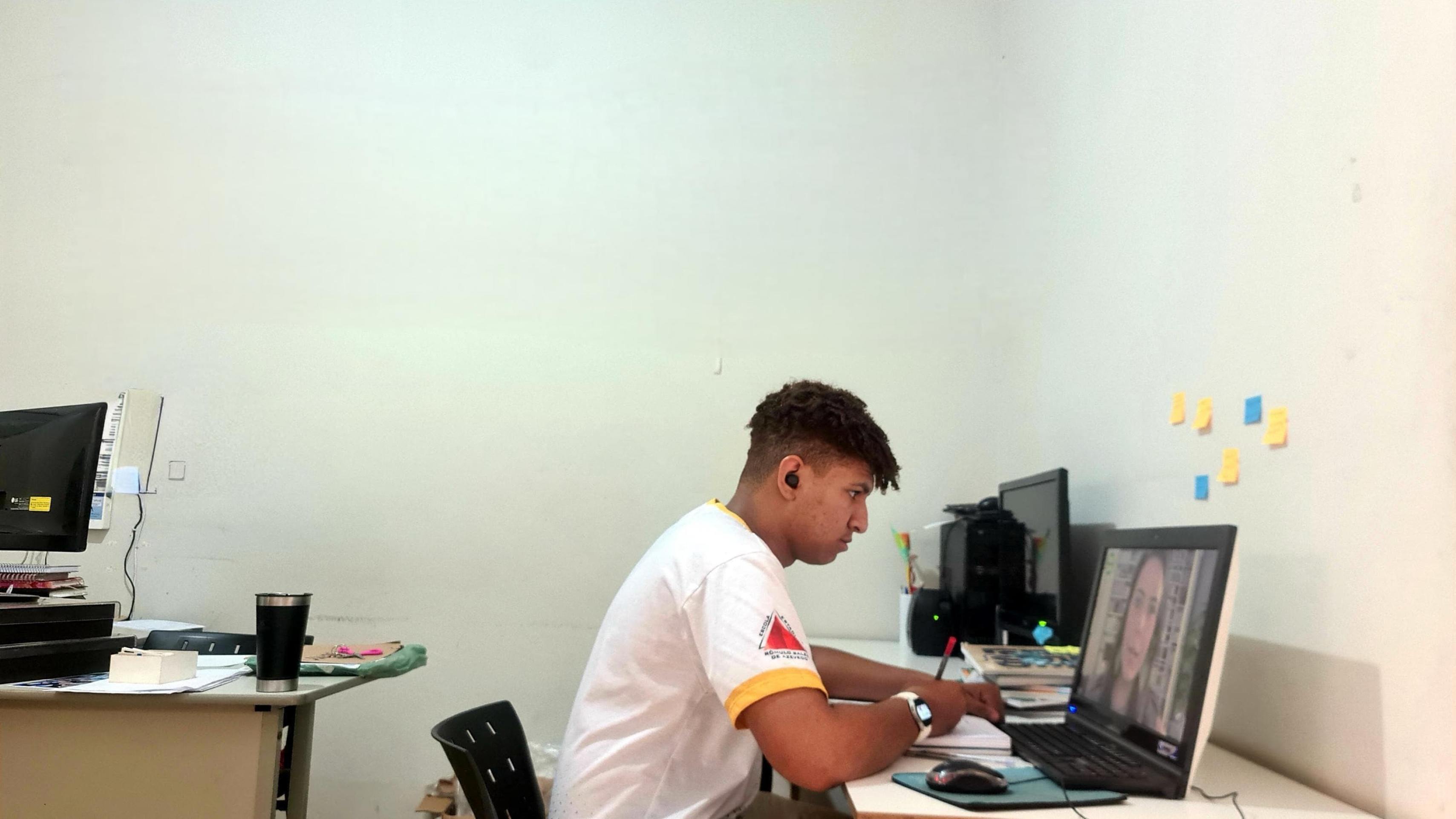 Jovem mineiro disputa final de desafio de matemática de Singapura