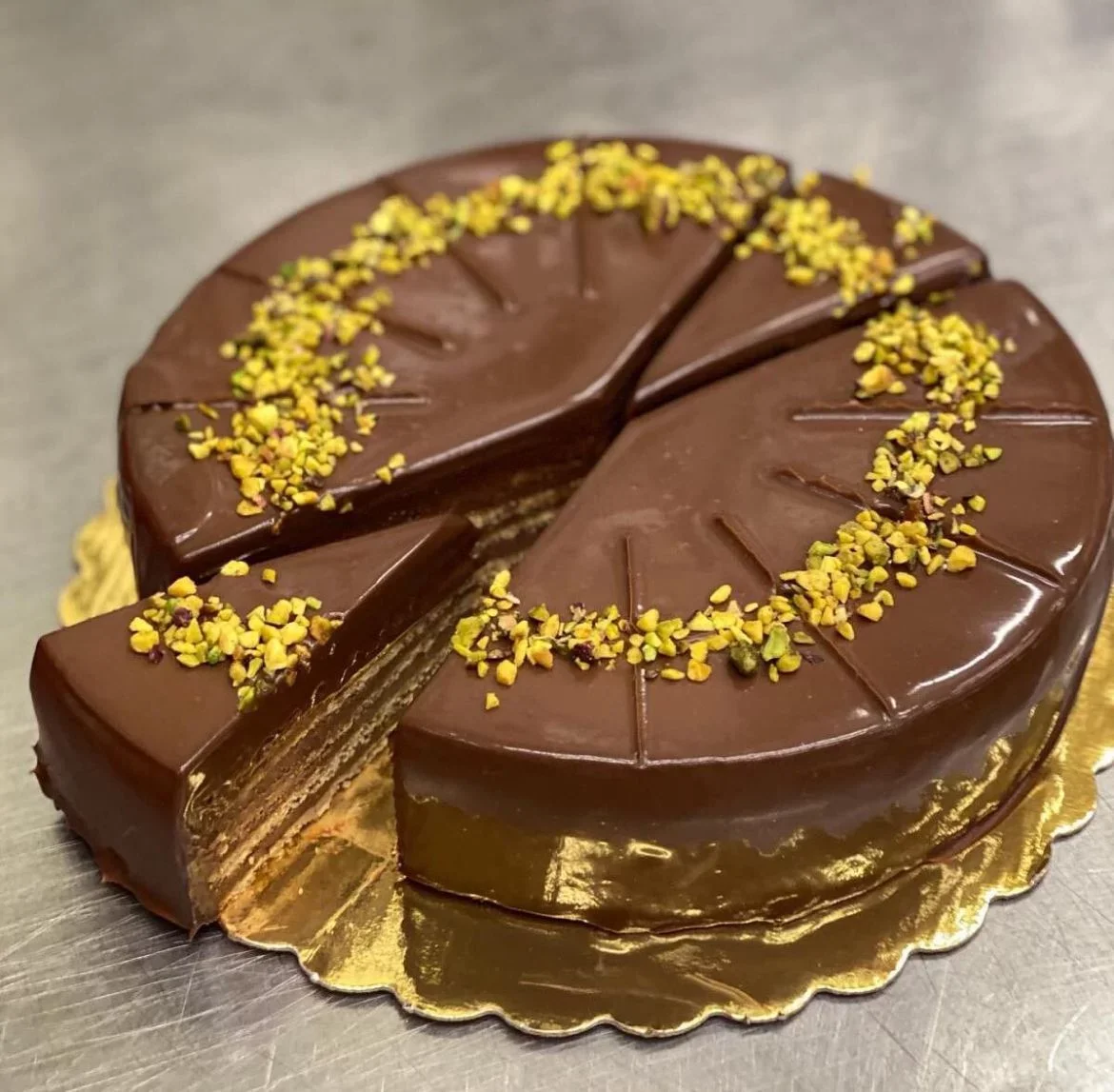 A torta é composta de finas camadas de bolo de nozes, que são unidas por um creme de chocolate. A cobertura também leva chocolate amargo.