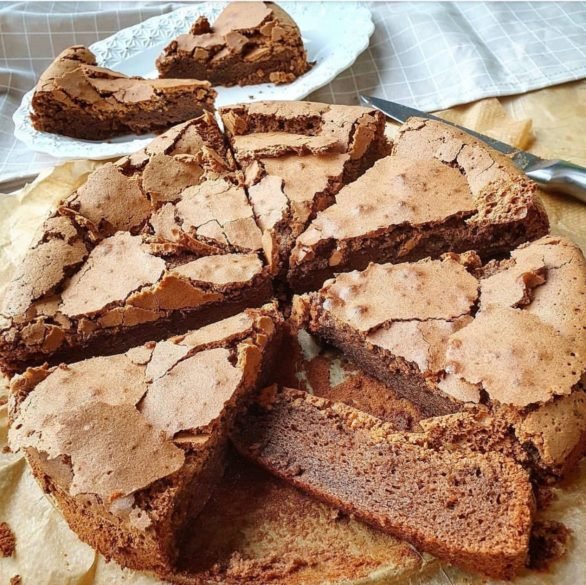 3Âº) Torta Tenerina (ItÃ¡lia): TÃ­pica da cidade de Ferrara, essa torta foi criada no inÃ­cio dos anos 1900. Ã? conhecida por ter uma crosta fina e levemente crocante por fora, enquanto o interior Ã© Ãºmido e cremoso.