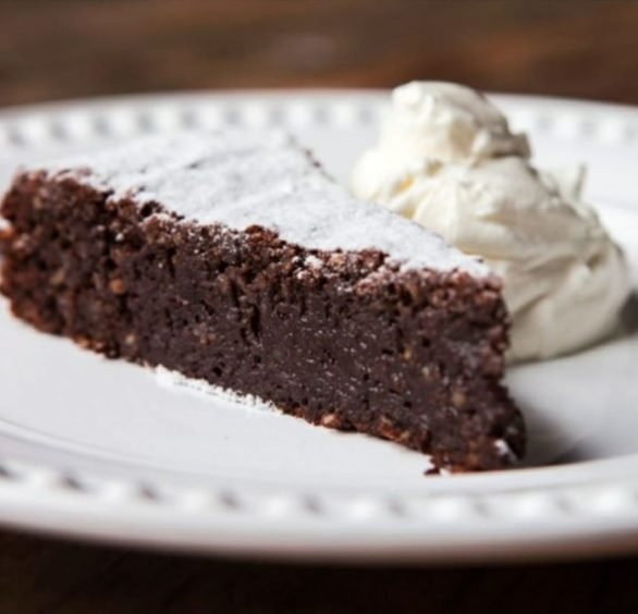 Além disso, a Torta caprese não leva farinha de trigo, o que lhe confere uma textura bem densa e molhadinha, ideal para quem busca uma sobremesa sem glúten. Costuma ser servida com chantilly ou sorvete.