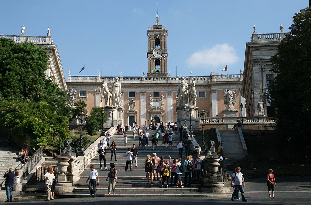 Capitólio (século I a.C.): Monte sagrado, centro da política romana. Michelangelo redesenhou a praça no século XVI