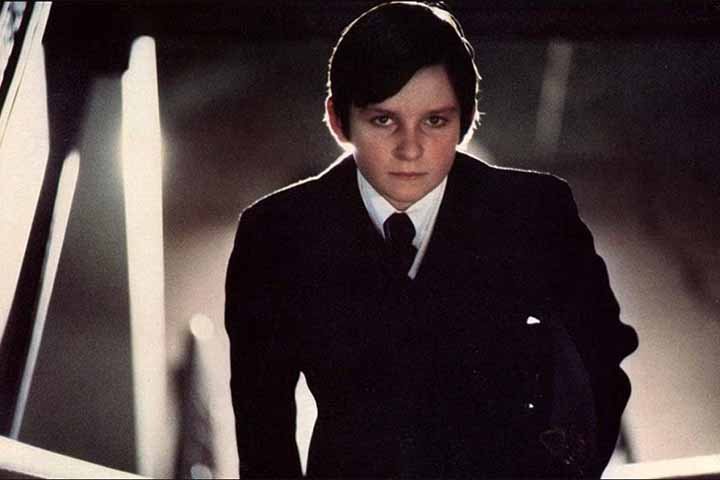 Sete anos depois, Damien (Jonathan Scott-Taylor), agora é um adolescente prestes a completar 13 anos de idade, vive com seu tio Richard (William Holden), seu primo Mark (filho do primeiro casamento de Richard), que possui mesma idade, e Ann, a segunda esposa de Richard. 