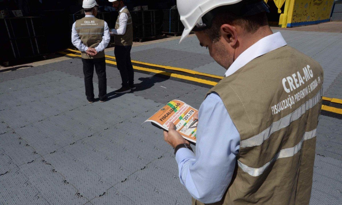 Fiscais do Crea-MG inspecionam a montagem de estruturas na Praça da Estação, no Centro de BH  -  (crédito: Túlio Santos/EM/D.A.Press)