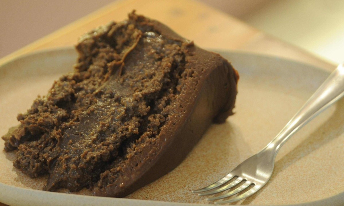 As camadas de bolo, brigadeiro e ganache trufada formam a receita que abocanha 70% das vendas -  (crédito: Alexandre Guzanshe/EM/D.A Press)