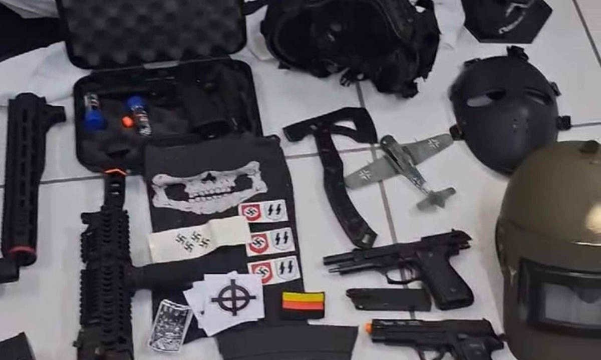 Na casa do suspeito, a polícia apreendeu itens como touca ninja, armas de air soft, além de vasto conteúdo nazista -  (crédito: Reprodução / Polícia Civil )