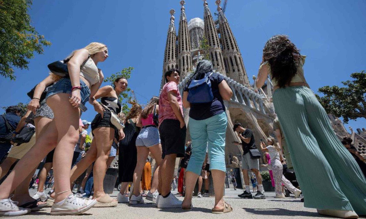Barcelona é uma das a cidades atingidas pelo turismo de massa na Espanha -  (crédito: Josep Lago/AFP)