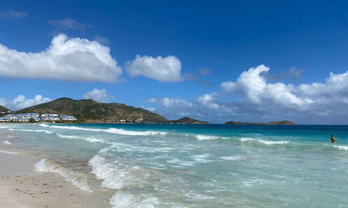 Orient Bay em St. Maarten, ilha dividida entre Holanda, na parte mais ao sul, e França ao norte.  -  (crédito: Mannu Meg/EM/D.A Press )