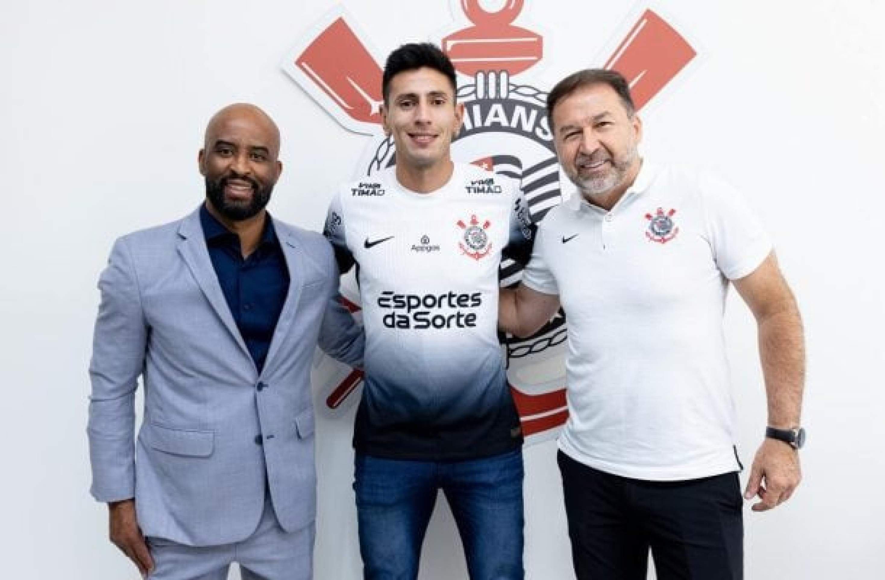 Corinthians anuncia contratação do lateral Fabrizio Angileri