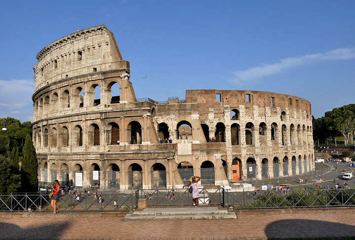 Coliseu (72-80 d.C.): Um dos maiores anfiteatros do mundo antigo, usado para gladiadores e eventos públicos. Foi concluído no reinado do imperador Tito