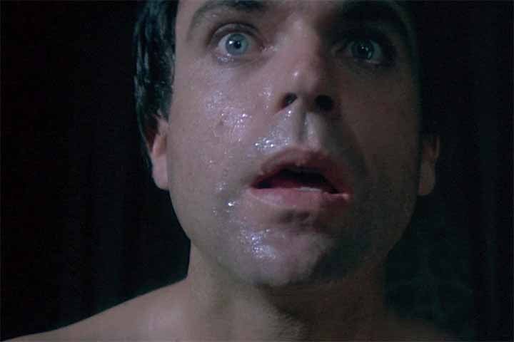 O mesmo evangelho afirma que Jesus renascerá em uma ilha, que Damien interpreta ser a Grã-Bretanha. Para ficar mais próximo de seu inimigo, ele convence o presidente dos EUA a lhe tornar o novo embaixador americano no Reino Unido (assim como seu pai adotivo, Robert).