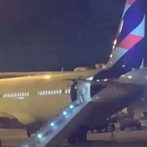 Passageiro abre porta de avião e causa atraso de 4 horas em voo - Redes sociais/Reprodução
