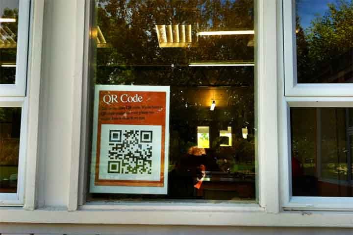 O código barras comporta somente uma pequena quantidade de caracteres, ao passo que o QR Code é capaz de ler mais de 7 mil combinações de dados.