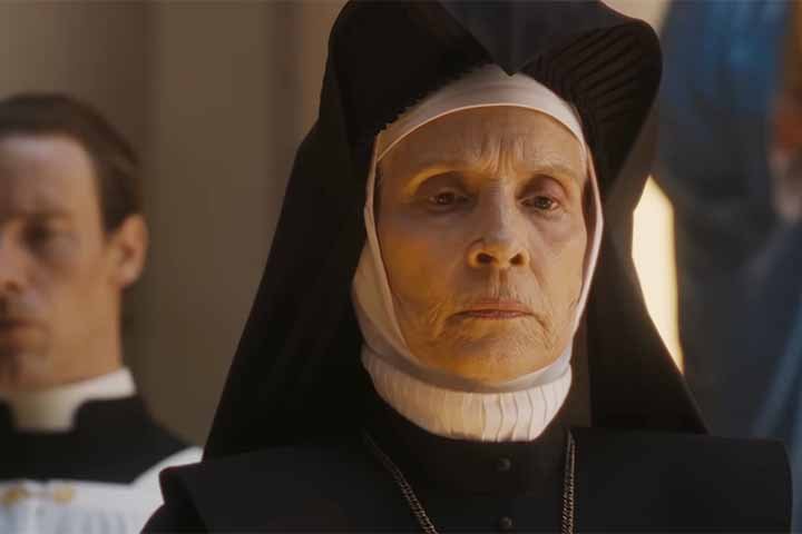 Para os brasileiros, há um motivo a mais para assistir ao filme, que apresenta a história de Damien Thron, uma criança considerada o anticristo. Trata-se da presença da atriz Sônia Braga, de 73 anos.