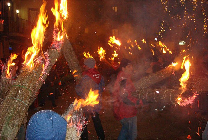 Os moradores descem das montanhas para as cidades com tochas na mão e fazendo fogueiras. Esse evento representa o fortalecimento da identidade regional e, para os jovens, a chegada da maturidade.  