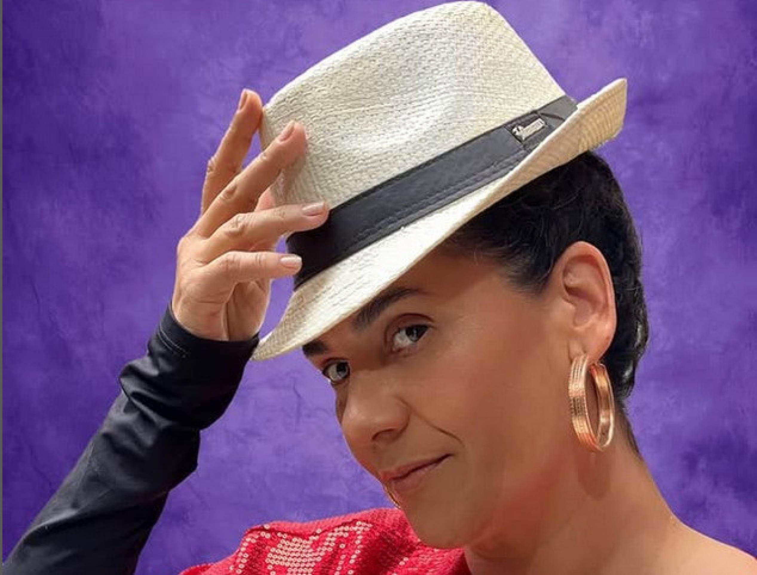 A cantora Silvia Gomes vai se apresentar domingo (2/3) no Palácio da Liberdade, que se transformou na casa do samba neste carnaval A cantora Silvia Gomes está de lado e olha para a câmera, usando chapeu de palha