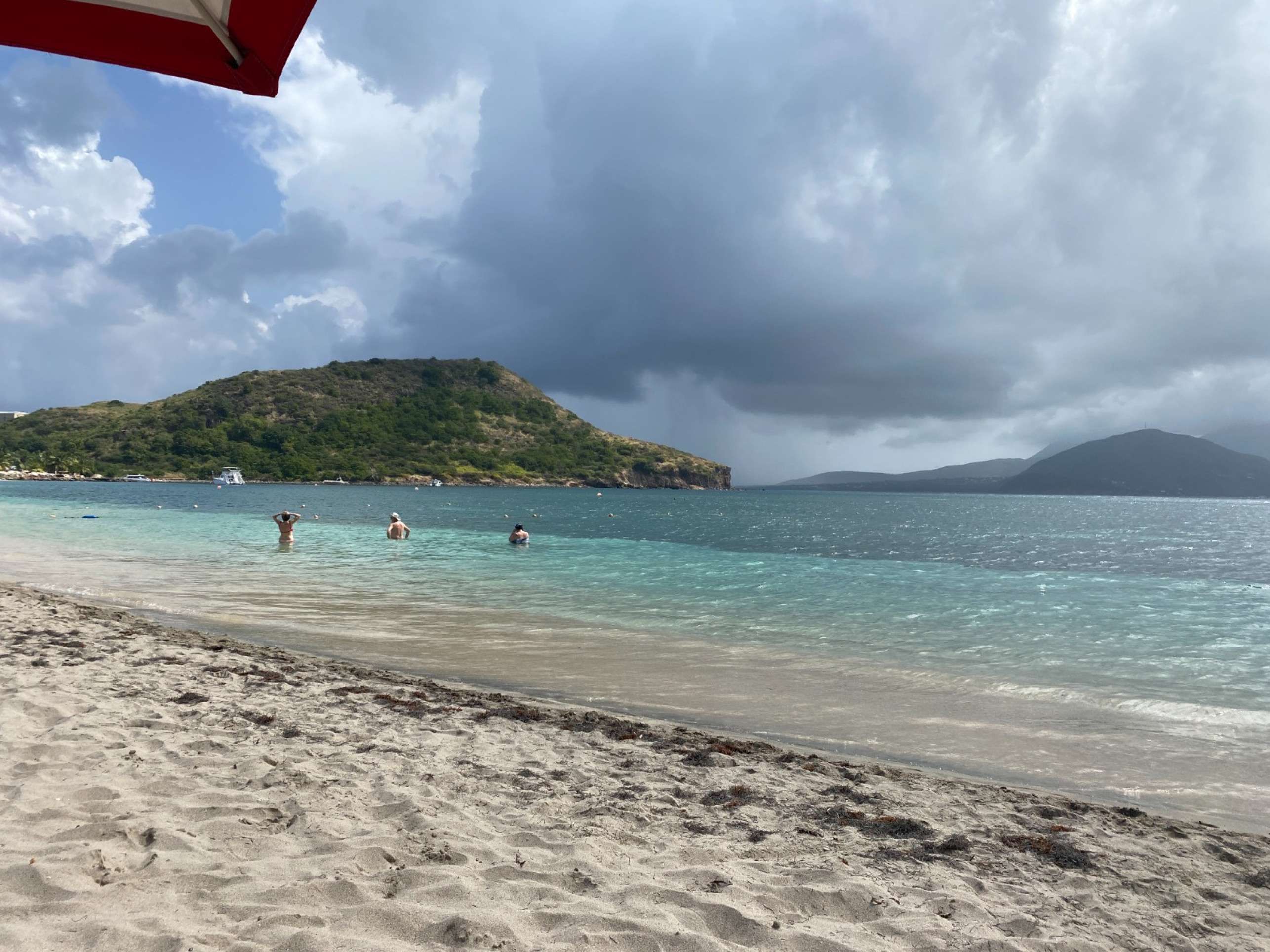 Em St. Kitts, a praia Cockleshell tem areia com diferentes tons  que criam um curioso contraste com as águas límpidas azuis e verdes.
