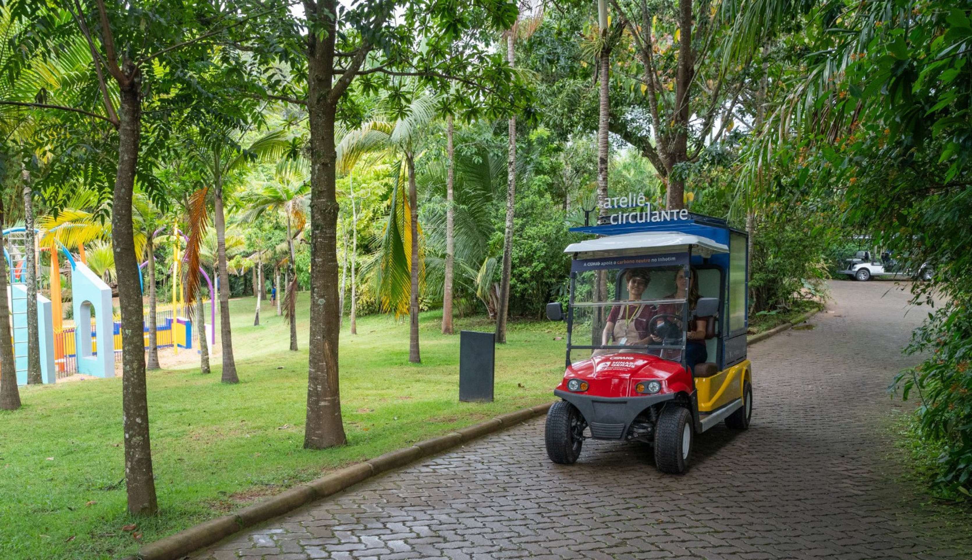 Carrinho do Inhotim na alameda do instituto em Brumadinho