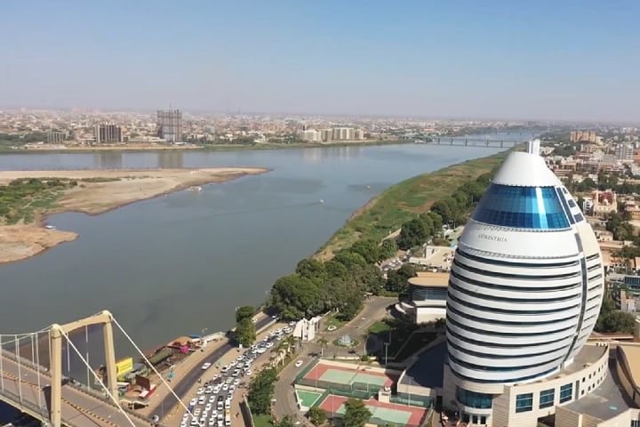 Esses dois rios se encontram na cidade de Cartum, no Sudão, e a partir daí o Nilo segue seu curso em direção ao norte.