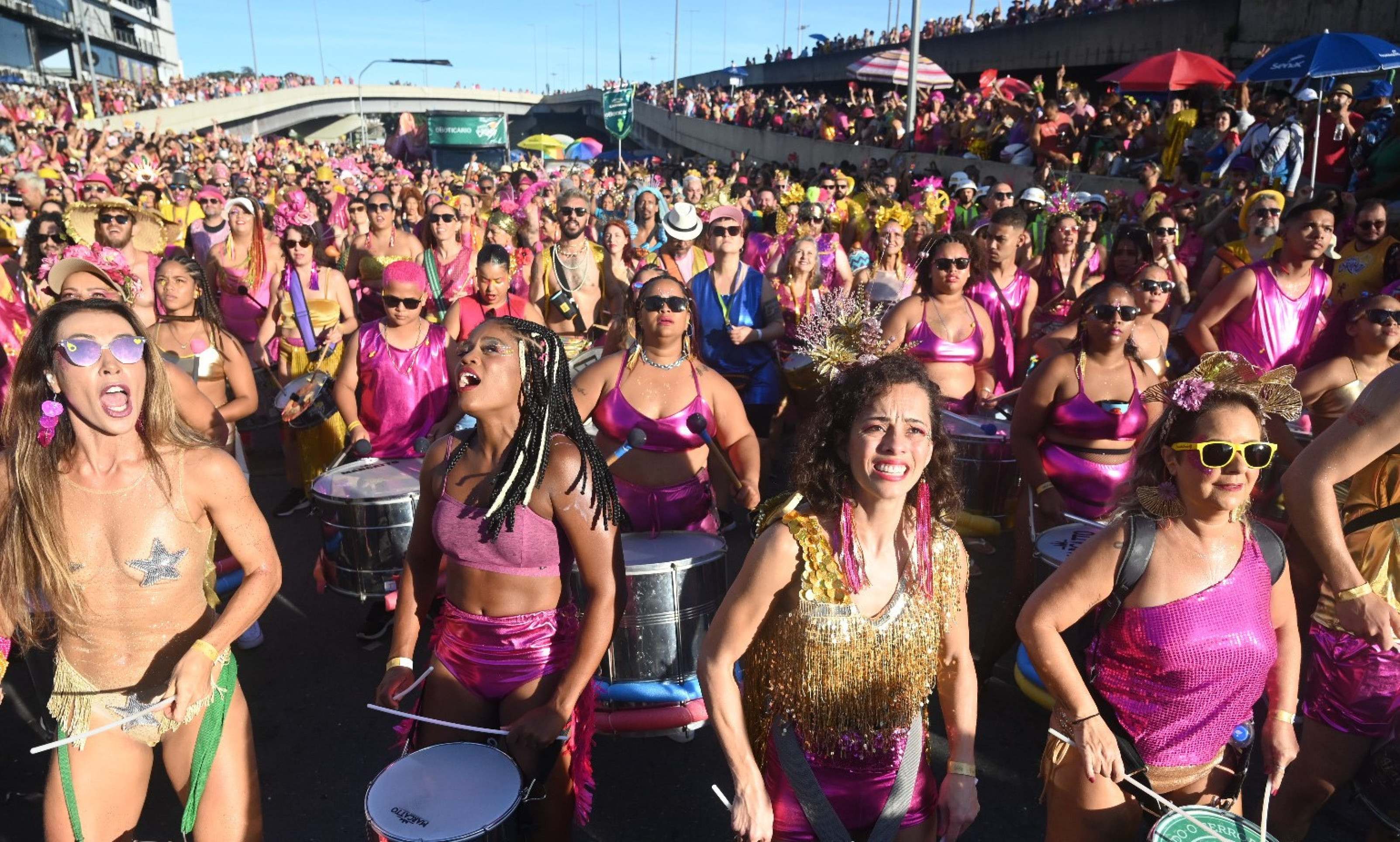 Desfile do bloco Então Brilha, em BH, lota avenida no Centro da cidade