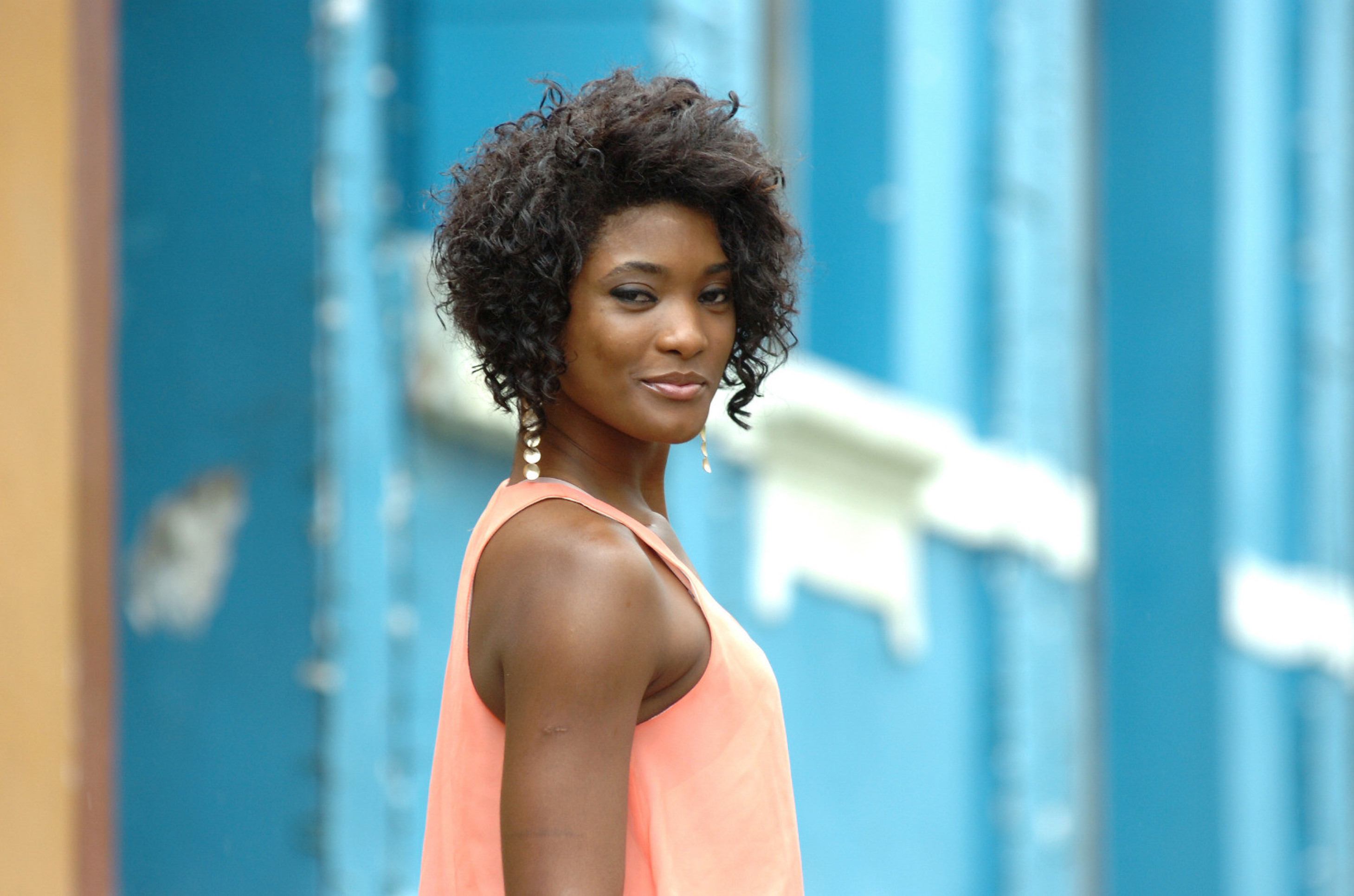 Antes da fama: Erika Januza em Contagem, onde foi criada, em 2012, antes da estreia da série 'Suburbia', seu primeiro trabalho na TV-Ramon Lisboa/EM/D.A Press - 12/12/2012