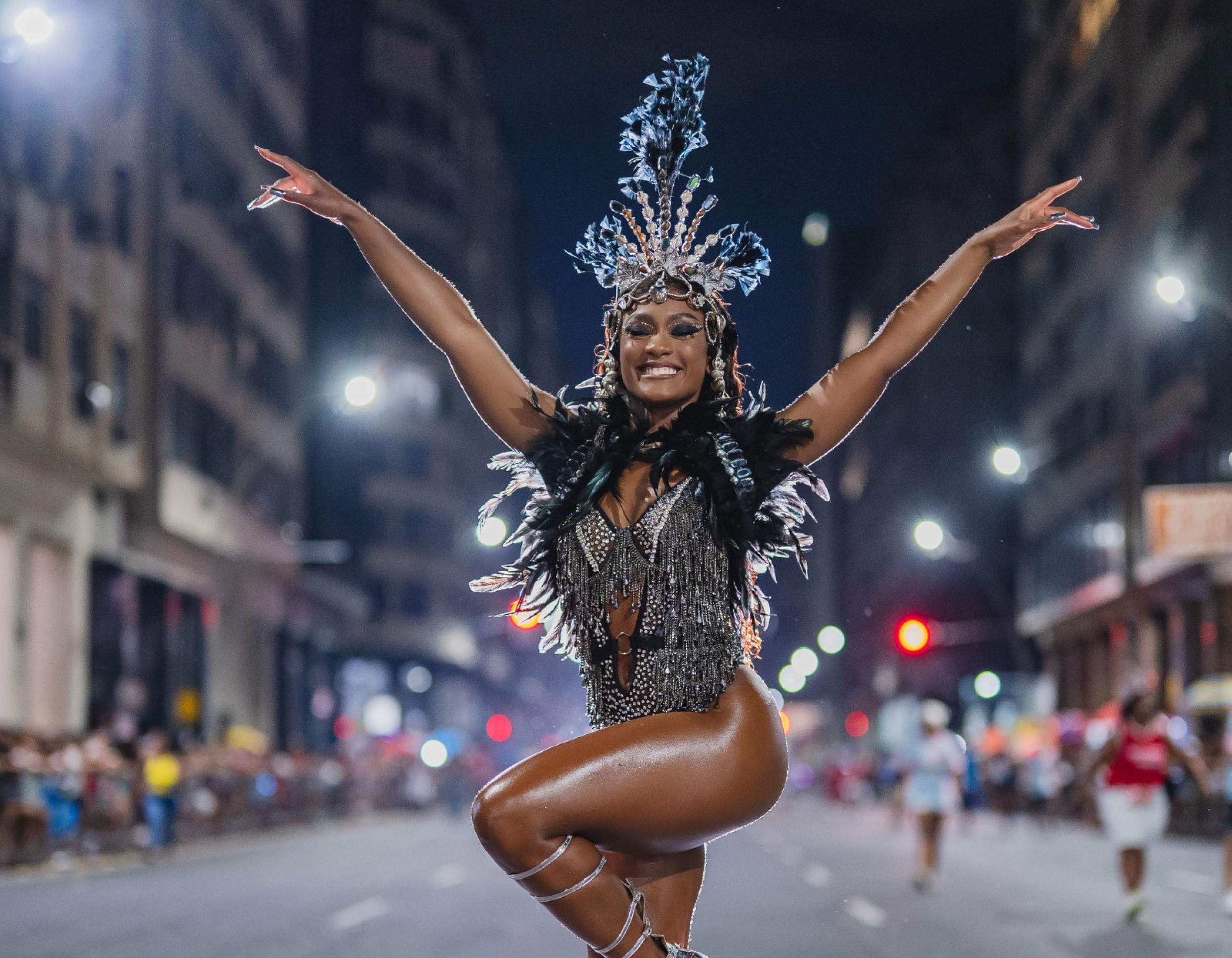 Erika Januza no ensaio da escola Unidos do Viradouro, que defenderá o enredo 'Malunguinho: O mensageiro de três mundos' no carnaval de 2025-Renata Farias/divulgação
