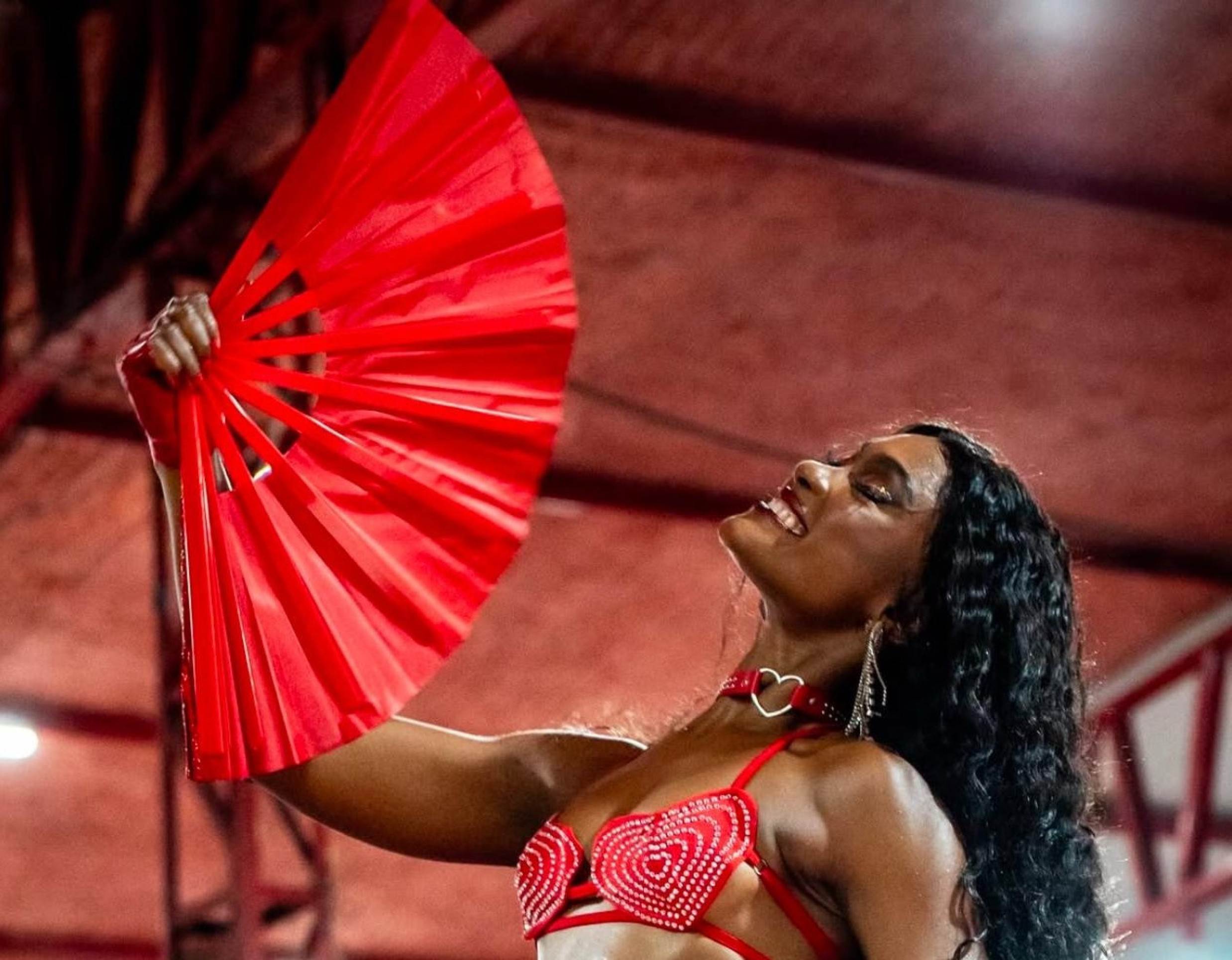 Erika Januza ensaia com o leque vermelho, cor da escola de samba Unidos do Viradouro-Márcio Xavier/divulgação
