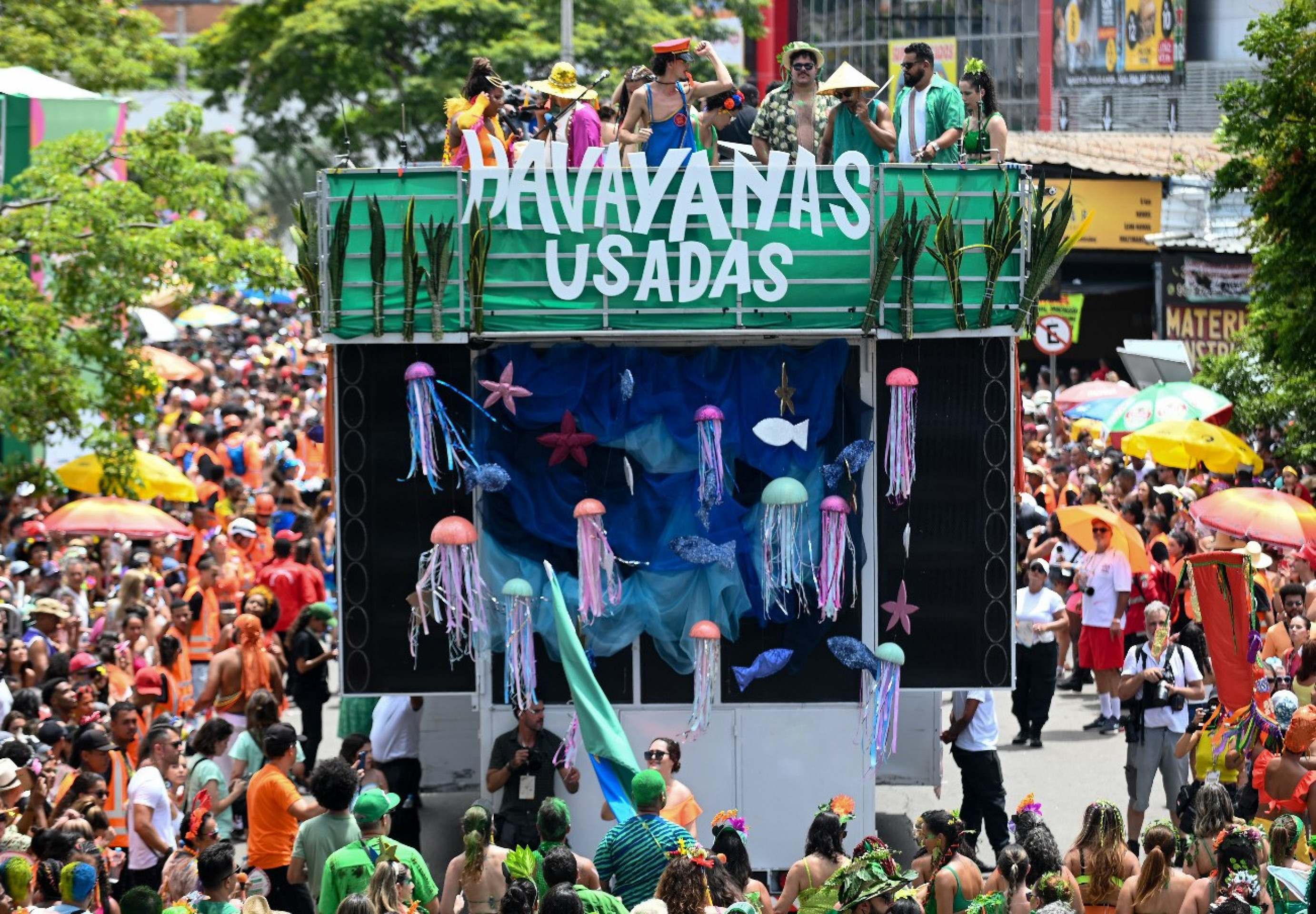 Bloco Havayanas Usadas, com trio elétrico, desfila no carnaval de BH