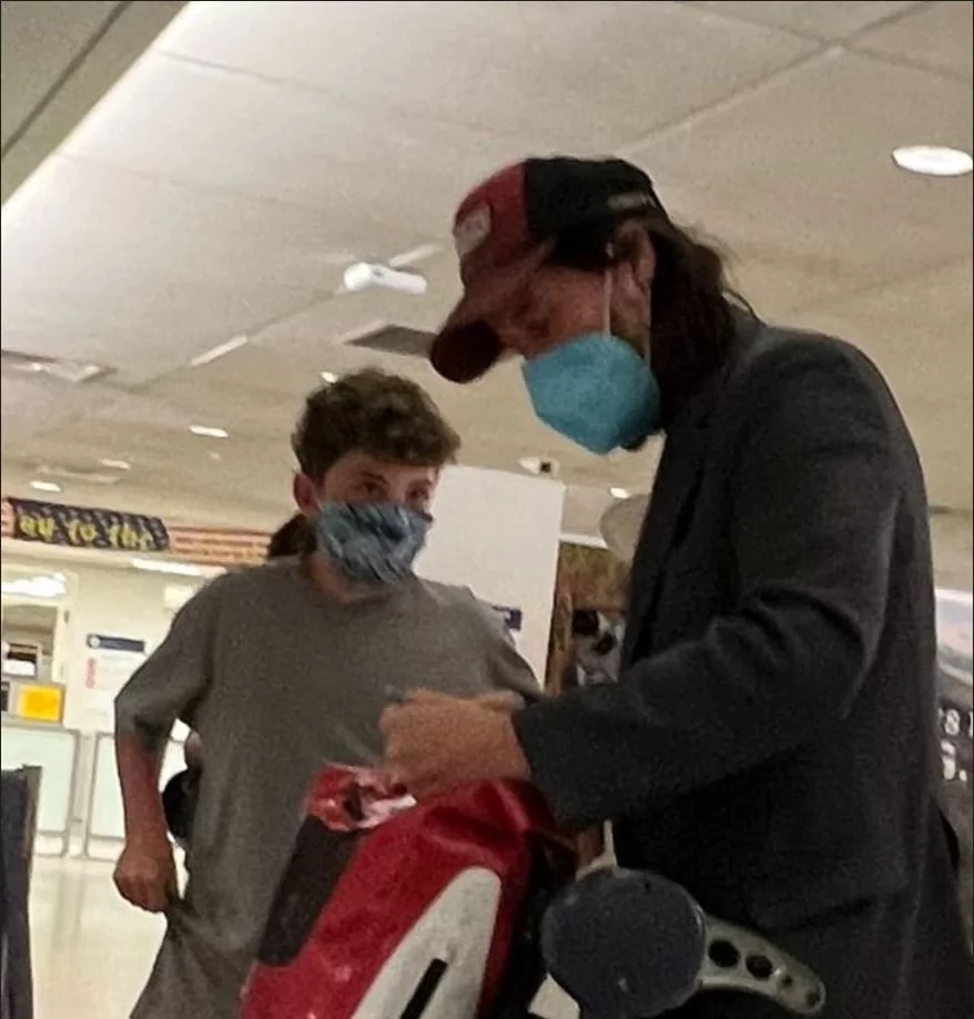 Em julho de 2022, ainda com máscara contra Covid-19, Keanu deu atenção a um garoto em um aeroporto. O jovem lhe pediu autógrafo após um voo de Londres para Nova York. 