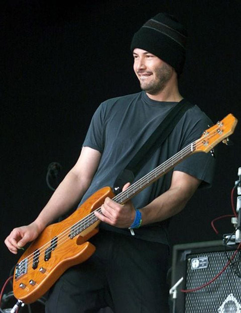 Keanu também é músico. Ele cantou e tocou baixo na banda grunge Dogstar, formada com Robert Mailhouse. O conjunto lançou 2 discos e terminou no início dos anos 2000.
