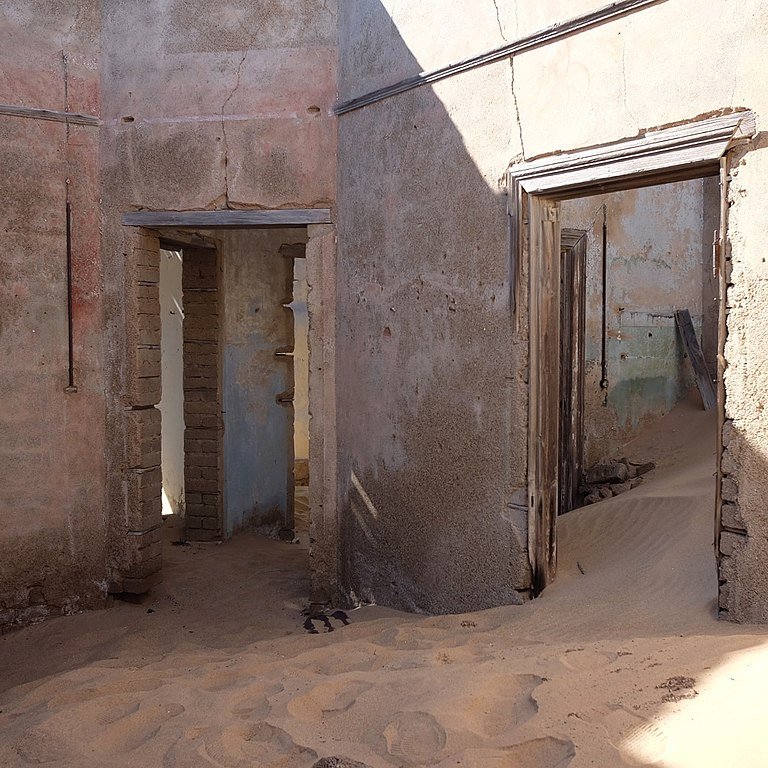 A cidade estÃ¡ soterrada pela areia, que invade todas as construÃ§Ãµes, mas jÃ¡ foi um centro movimentado, repleto de vida e aÃ§Ã£o. 