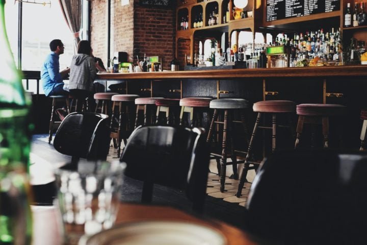 Também foi informado que o homem foi acumulando pequenas dívidas em cada restaurante e acabou liberado rapidamente nas ocasiões em que foi detido.
