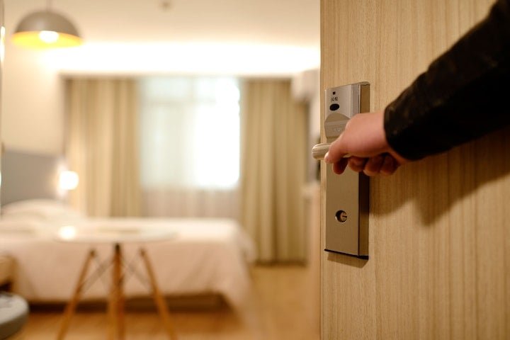Segundo uma declaração do gerente do restaurante à imprensa local, o homem afirmou que ia pegar o dinheiro em seu quarto de hotel.