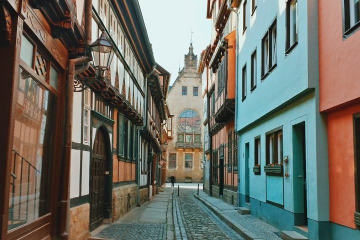 A cidade foi projetada e construída no estilo arquitetônico alemão, com casas elegantes, edifícios públicos, e instalações que eram avançadas para a época.