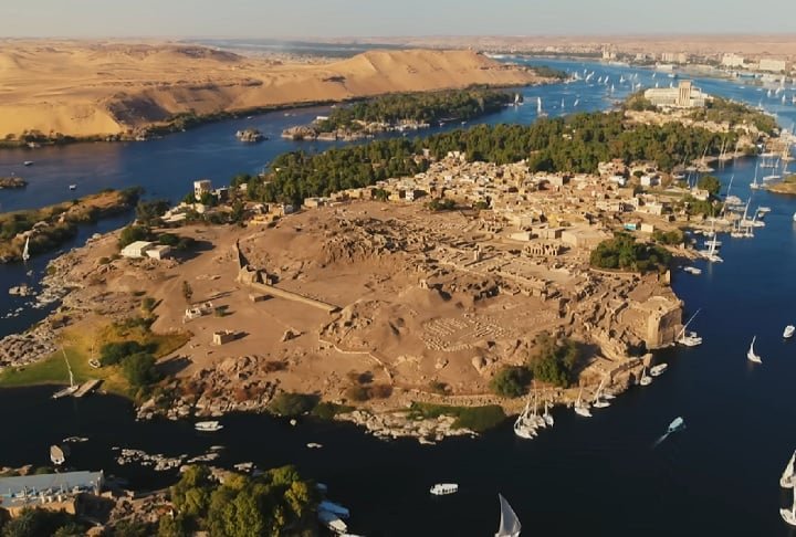 Ao longo de sua história, o Nilo foi vital para o desenvolvimento da civilização egípcia antiga. O rio fornecia água para irrigação, permitindo a agricultura em uma região predominantemente desértica.