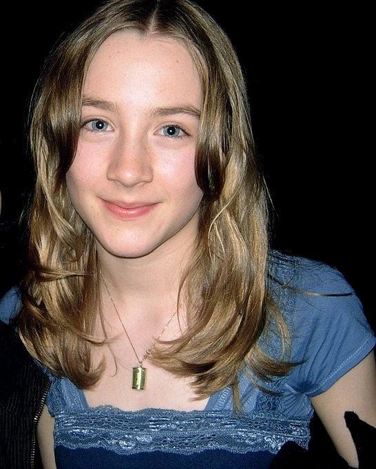 Saoirse Ronan nasceu em 12 de abril de 1994, na cidade de Nova York. Ela é filha de imigrantes irlandeses e cresceu na Irlanda, onde começou sua carreira atuando em produções teatrais locais. 