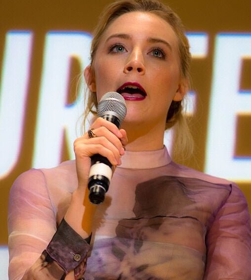 Além de seu talento em atuação, Saoirse Ronan é admirada por sua presença e voz na indústria cinematográfica.