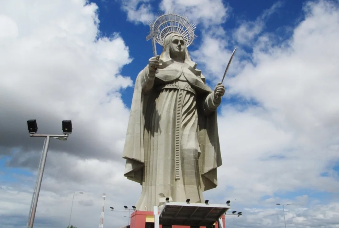 A estátua de São Miguel Arcanjo também baterá o recorde do monumento de Santa Rita de Cássia, no Rio Grande do Norte, com 56 metros, que, atualmente, é o maior símbolo católico do mundo.
