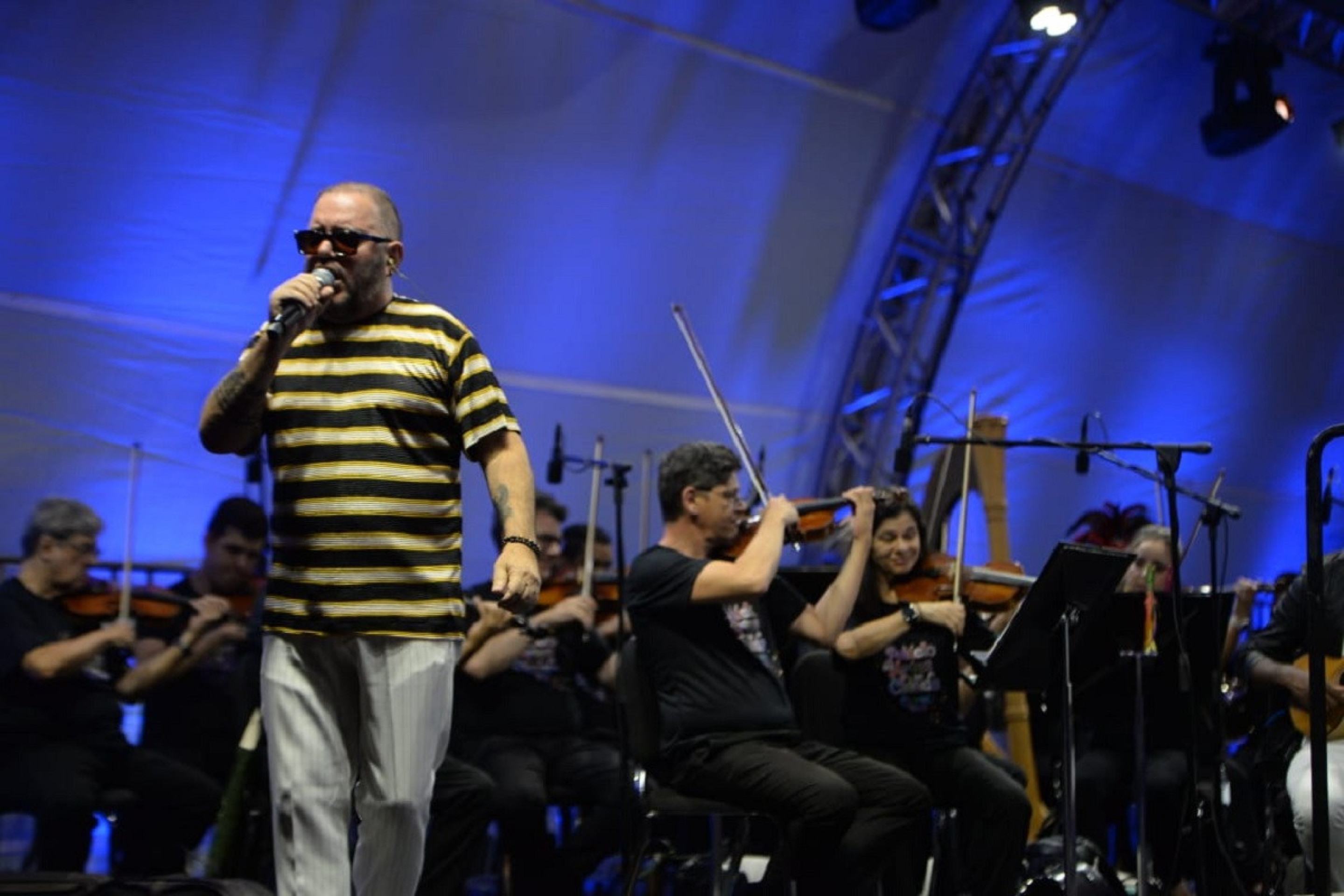 Espetáculo "Sinfônica Pop: Abertura do Carnaval da Liberdade - OSMG convida Toninho Geraes", levou ao púbico clássicos do cancioneiro popular-Túlio Santos/EM/D.A.Press