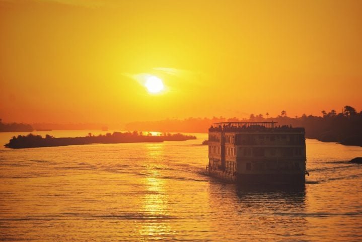 Ver o pôr do sol sobre o Nilo, com o deserto e os campos verdejantes ao fundo, costuma ser uma das experiências mais procuradas pelos turistas.