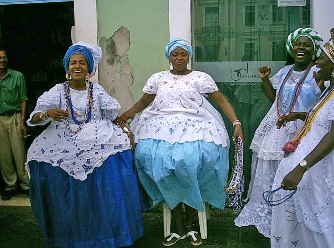AlÃ©m disso, as baianas das escolas contribuem para a tradicional 