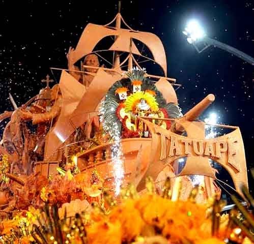 Além disso, aljofre, lurex, pena palito, eva, acetato, rafia, bambu, palhas, espelhos, são outros materiais dentro desse contexto, assim como em fantasias. 