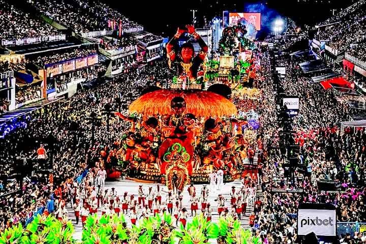 A última etapa de produção do carro é a instalação de luzes e efeitos especiais, como labaredas e canhões de papel picado. Assim, o controle de toda essa parafernália é feita por uma mesa de luz na parte traseira, que será ativada no momento em que foi planejado. 