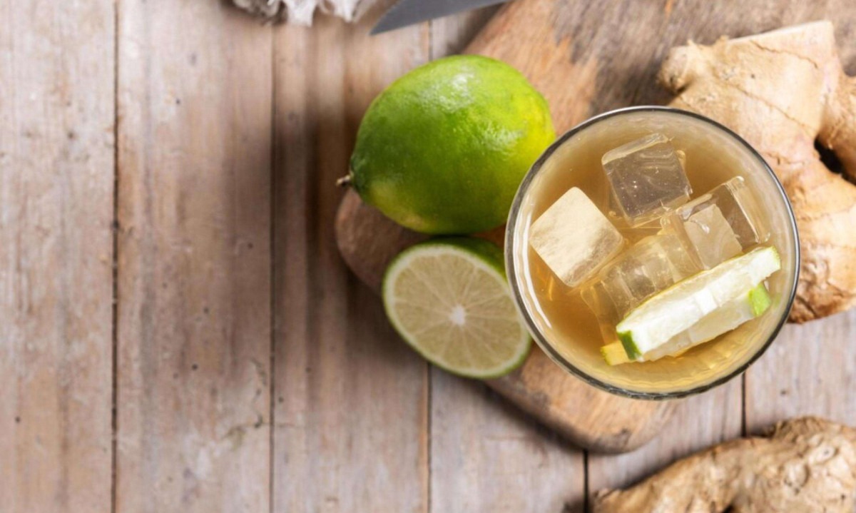 A mistura de ingredientes como gengibre, limão e folhas verdes, por exemplo, pode ajudar na digestão e no alívio de náuseas -  (crédito: chandlervid85/ FreePik)