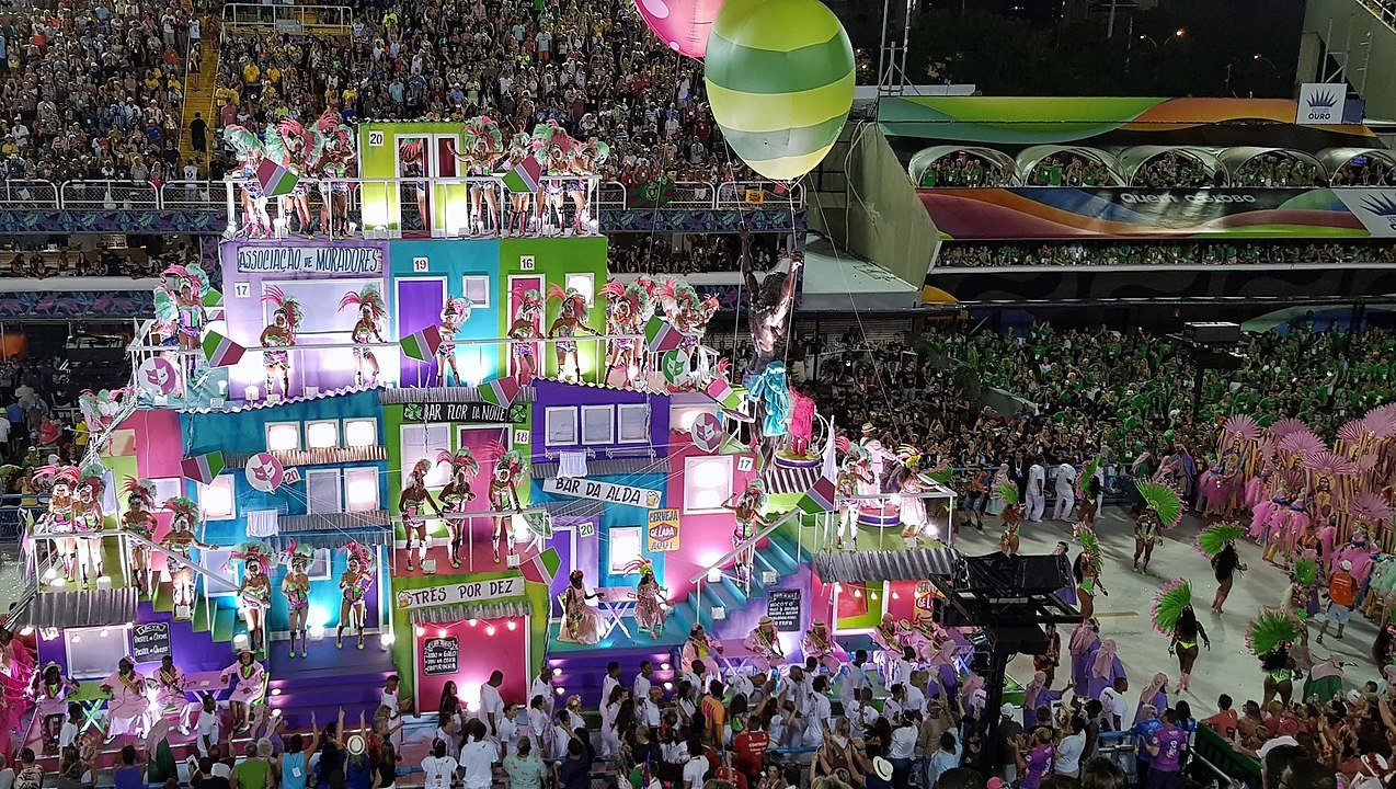 Com a popularizaÃ§Ã£o do samba, comeÃ§aram a ser fundadas as Escolas de Samba, originadas dos 