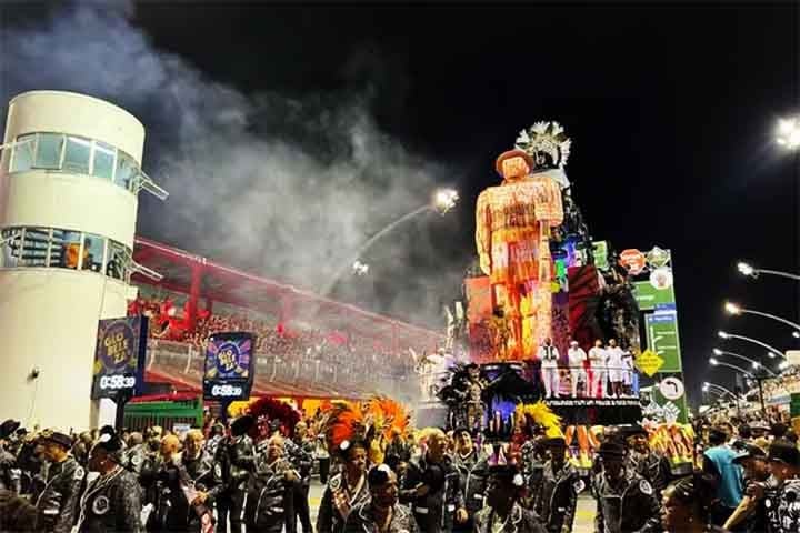 Em seguida, há o processo em que a alegoria ganha formas. O início da decoração geralmente é feito de   madeira ou material leve (marcenaria), como fibra de vidro, para ser moldada mais facilmente e receber tecidos e outros materiais que são o lado externo daquele chassi. 
